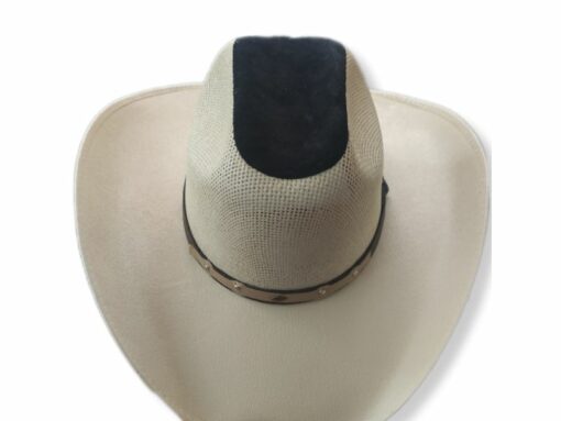 # Sombrero Vaquero Adulto - Estilo Western Este sombrero vaquero para adultos es el toque perfecto para tu estilo western. Confeccionado con esmero y atención al detalle, su color natural lo hace versátil para diversas ocasiones.